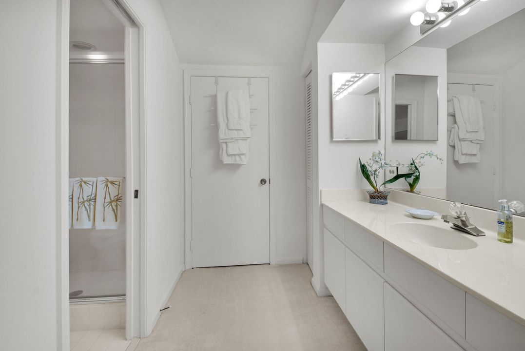 Activo con contrato: $8,000 (3 camas, 3 baños, 2025 Pies cuadrados)