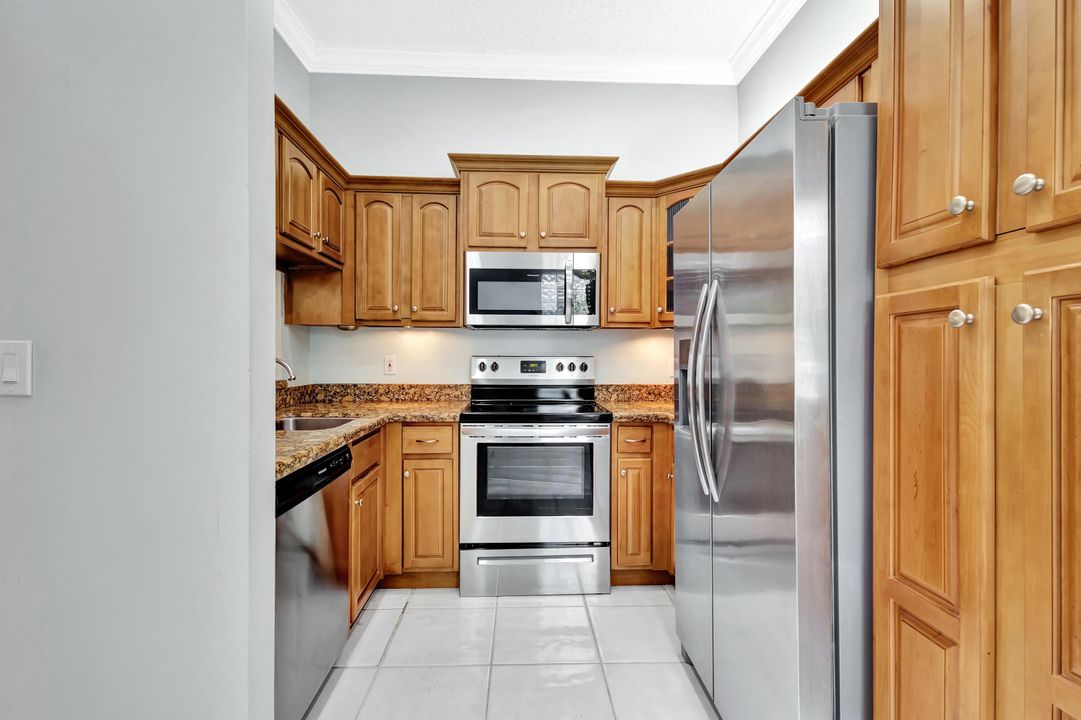 For Sale: $219,900 (2 beds, 2 baths, 1131 Square Feet)