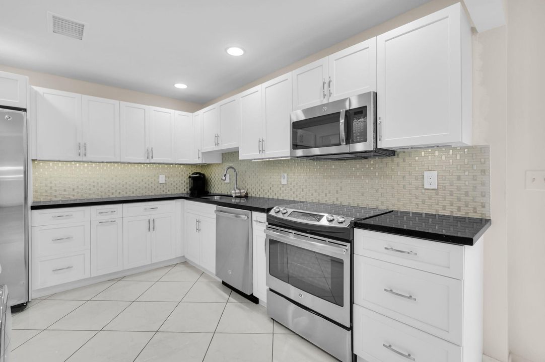 合同活跃: $125,000 (3 贝兹, 2 浴室, 1778 平方英尺)