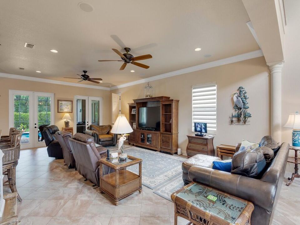 Под контрактом: $779,000 (4 спален, 4 ванн, 3736 Квадратных фут)