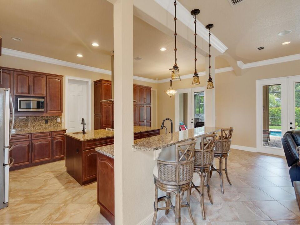 Под контрактом: $779,000 (4 спален, 4 ванн, 3736 Квадратных фут)