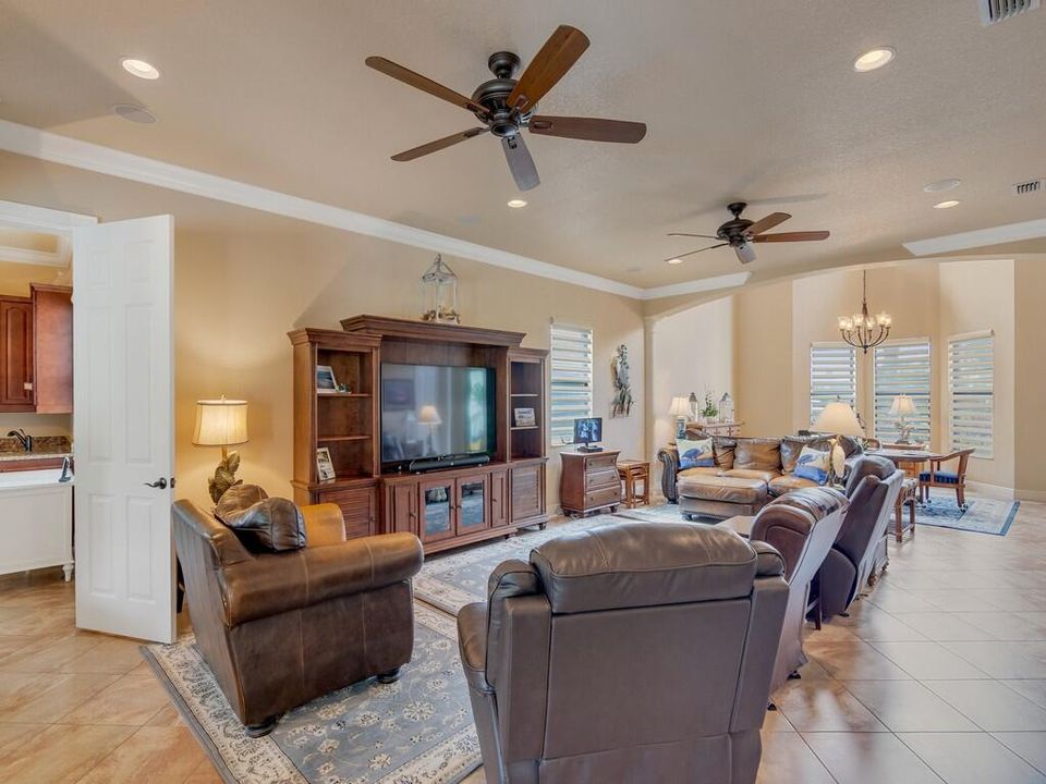 Под контрактом: $779,000 (4 спален, 4 ванн, 3736 Квадратных фут)