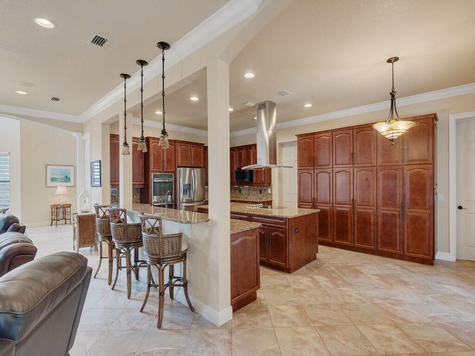 Под контрактом: $779,000 (4 спален, 4 ванн, 3736 Квадратных фут)