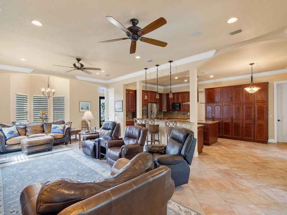 Под контрактом: $779,000 (4 спален, 4 ванн, 3736 Квадратных фут)