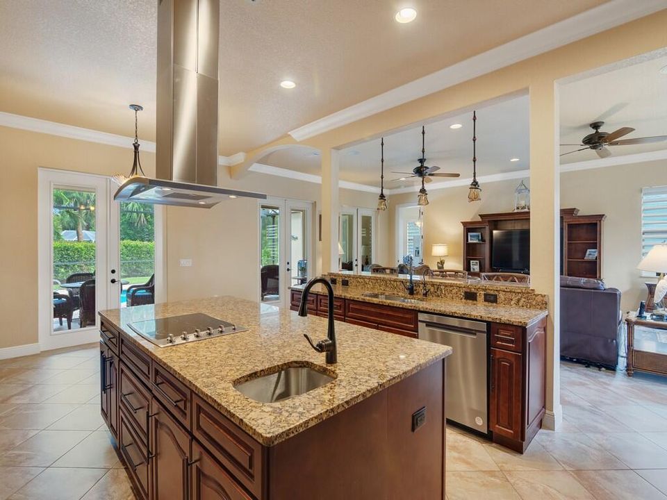 Под контрактом: $779,000 (4 спален, 4 ванн, 3736 Квадратных фут)