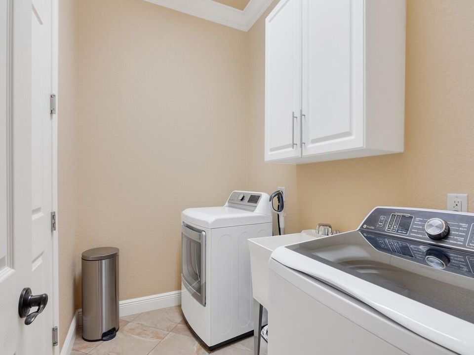 Под контрактом: $779,000 (4 спален, 4 ванн, 3736 Квадратных фут)