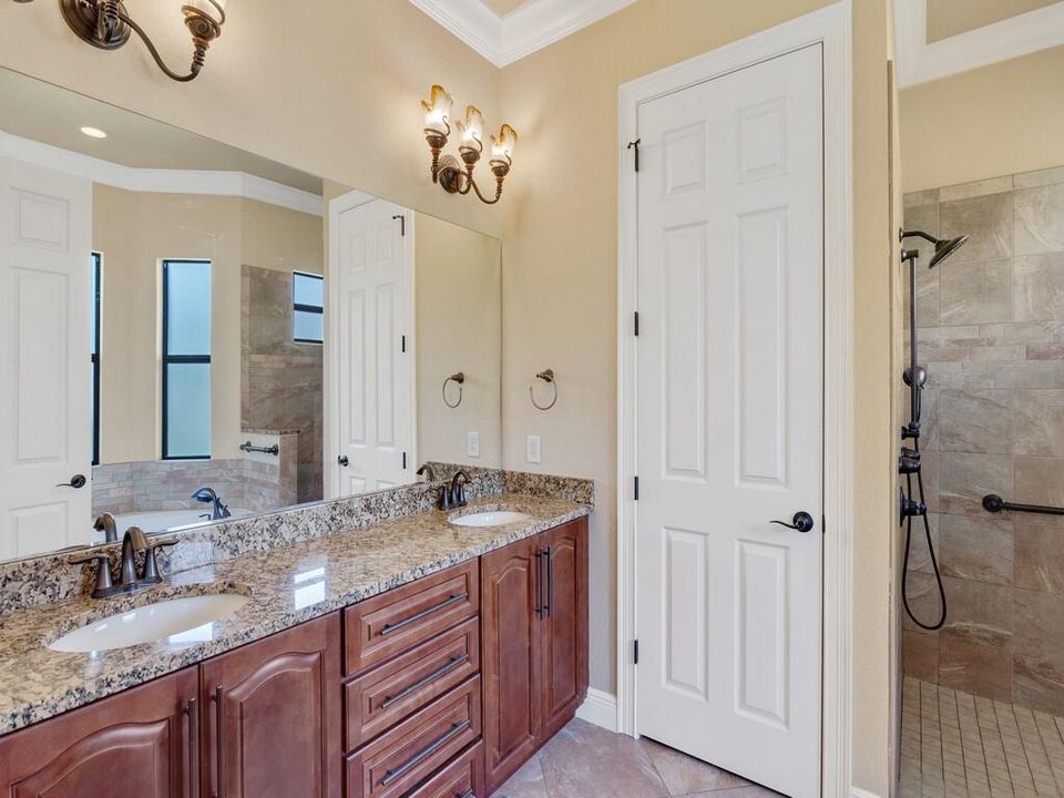 Под контрактом: $779,000 (4 спален, 4 ванн, 3736 Квадратных фут)