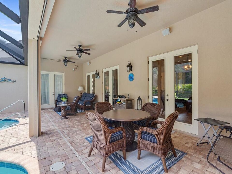 Под контрактом: $779,000 (4 спален, 4 ванн, 3736 Квадратных фут)