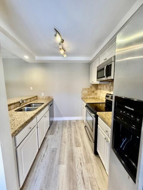 На продажу: $239,200 (2 спален, 2 ванн, 1236 Квадратных фут)