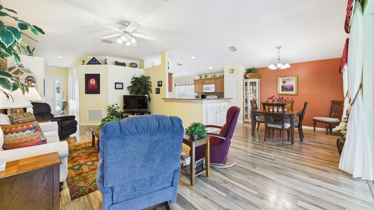 En Venta: $299,999 (3 camas, 2 baños, 1564 Pies cuadrados)