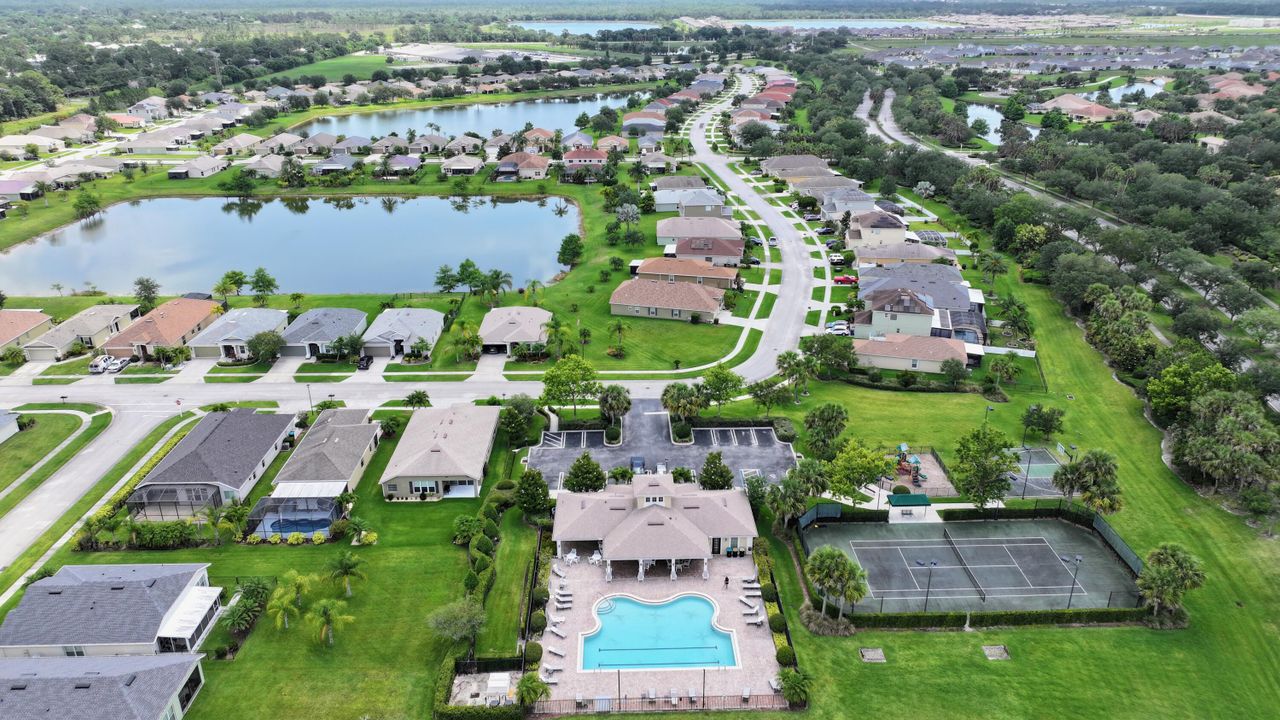 En Venta: $299,999 (3 camas, 2 baños, 1564 Pies cuadrados)