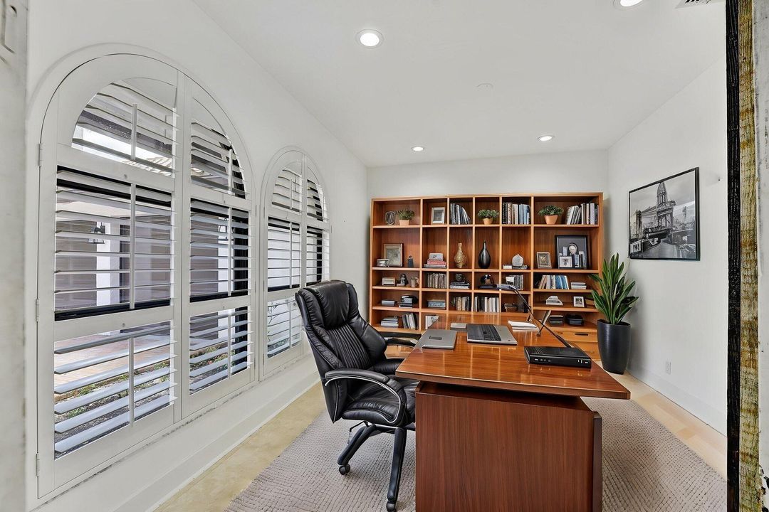 合同活跃: $1,949,000 (5 贝兹, 4 浴室, 4527 平方英尺)