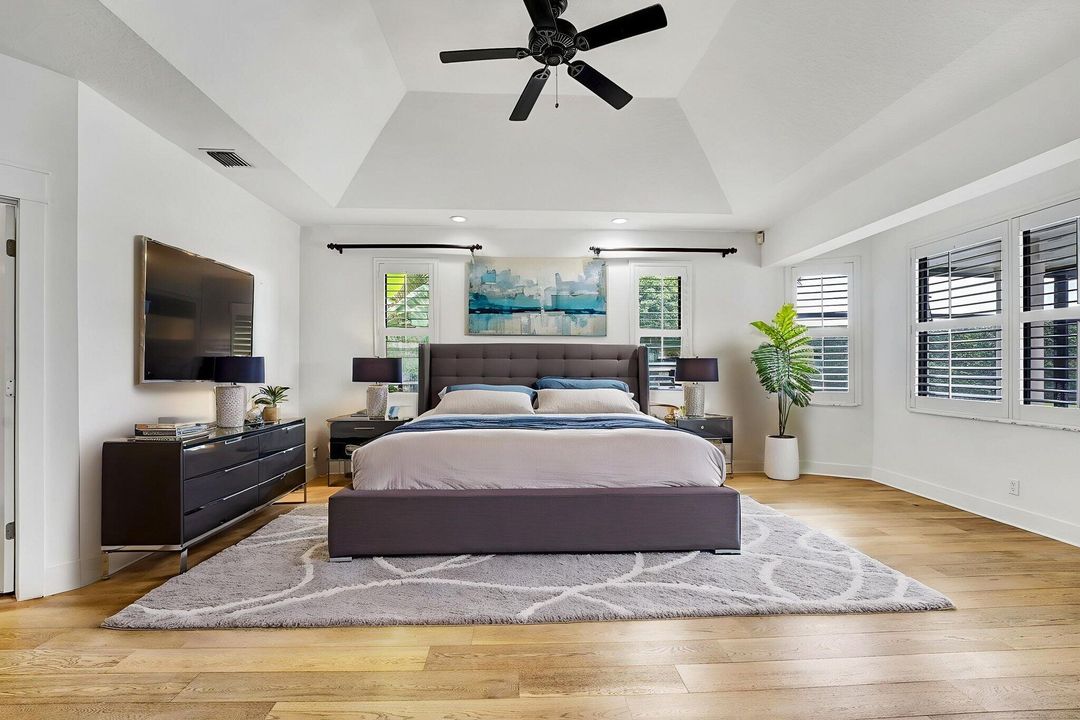 合同活跃: $1,949,000 (5 贝兹, 4 浴室, 4527 平方英尺)