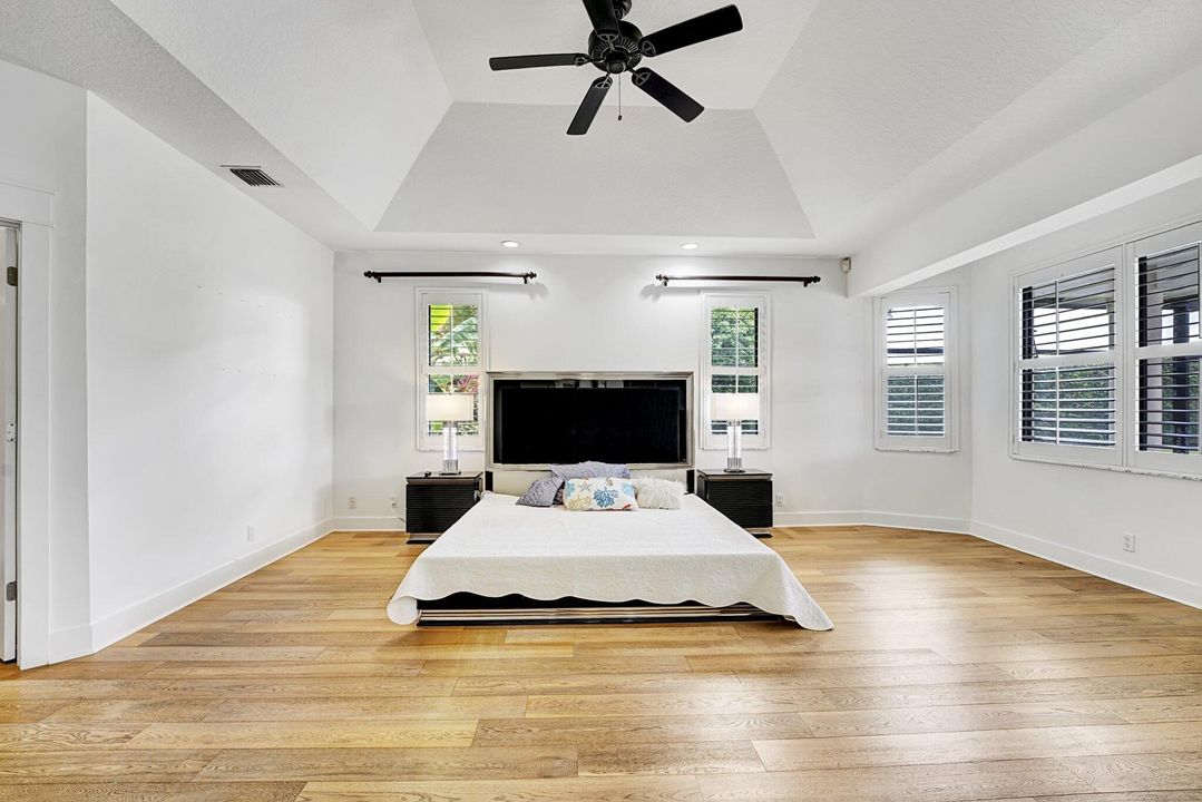 合同活跃: $1,949,000 (5 贝兹, 4 浴室, 4527 平方英尺)