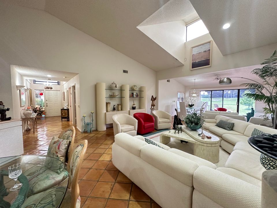 Activo con contrato: $3,500 (3 camas, 2 baños, 2168 Pies cuadrados)