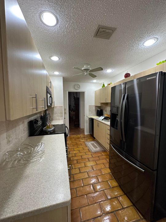 Activo con contrato: $3,500 (3 camas, 2 baños, 2168 Pies cuadrados)