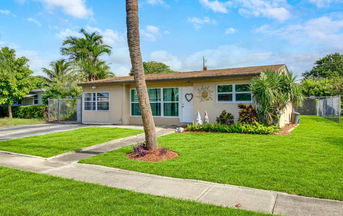 出租: $2,300 (2 贝兹, 1 浴室, 978 平方英尺)