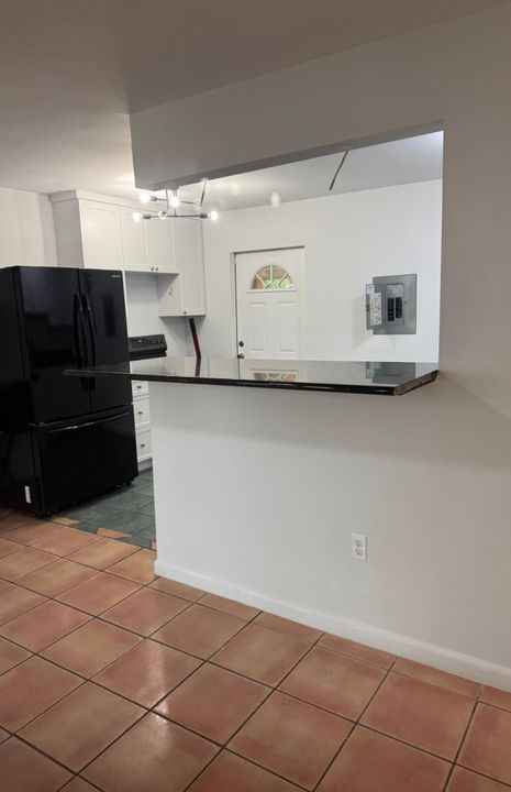 出租: $2,300 (2 贝兹, 1 浴室, 978 平方英尺)