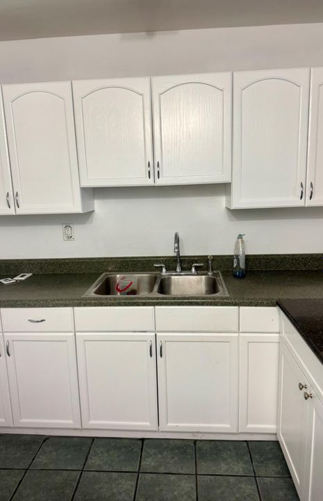 出租: $2,300 (2 贝兹, 1 浴室, 978 平方英尺)