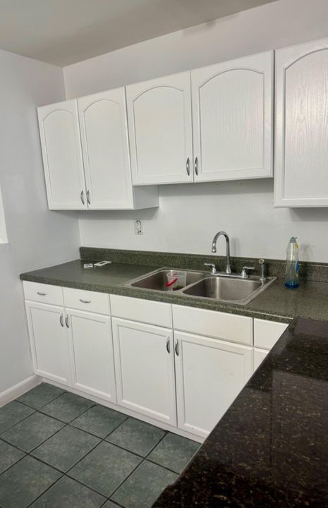 出租: $2,300 (2 贝兹, 1 浴室, 978 平方英尺)