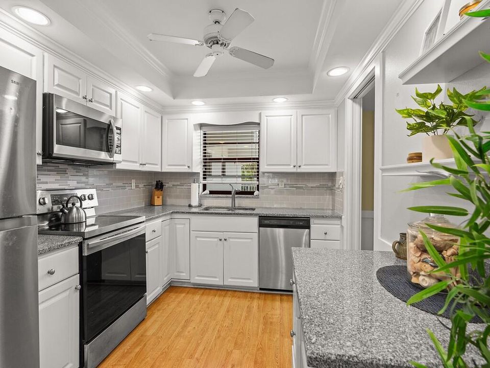 На продажу: $380,000 (2 спален, 2 ванн, 1300 Квадратных фут)