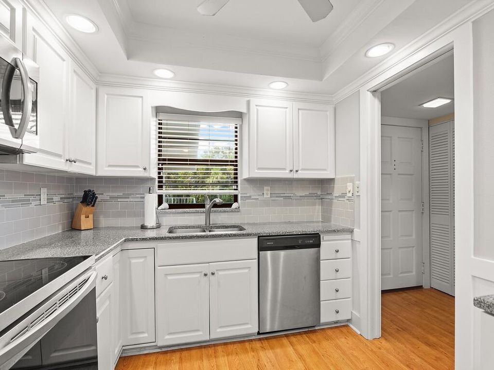 На продажу: $380,000 (2 спален, 2 ванн, 1300 Квадратных фут)