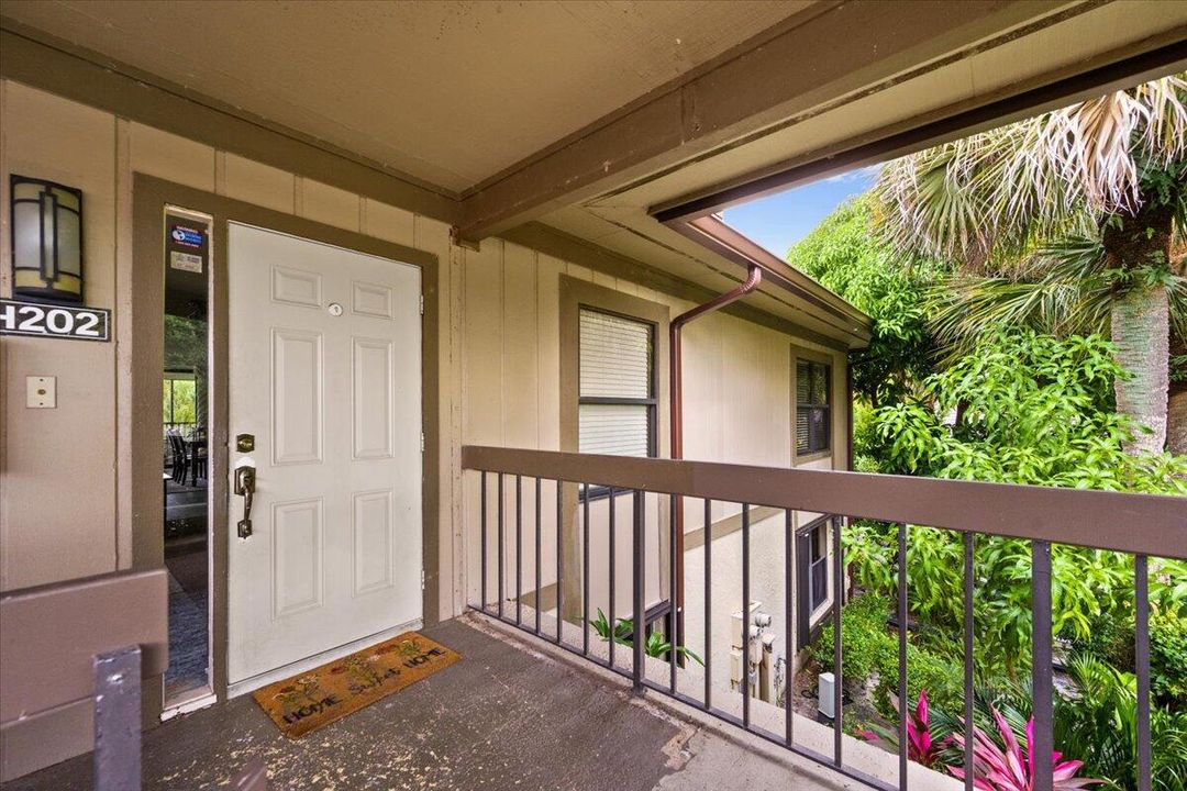 合同活跃: $9,000 (3 贝兹, 3 浴室, 1800 平方英尺)