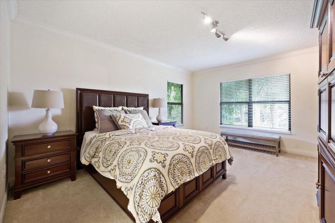 合同活跃: $9,000 (3 贝兹, 3 浴室, 1800 平方英尺)