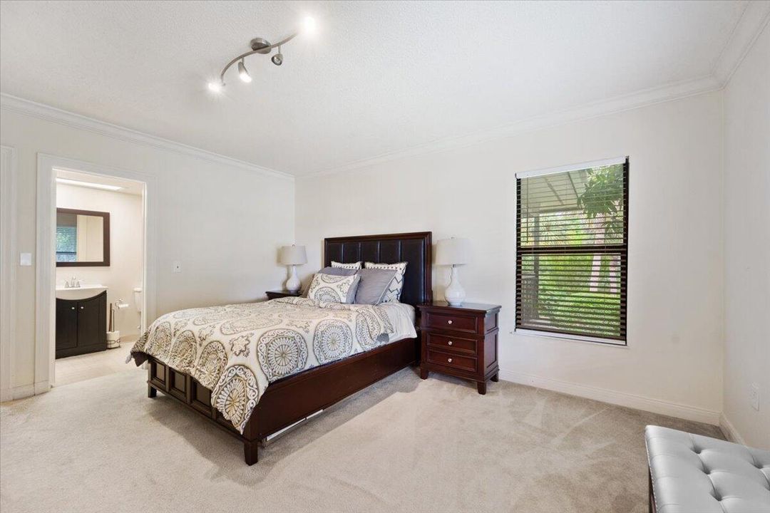 合同活跃: $9,000 (3 贝兹, 3 浴室, 1800 平方英尺)