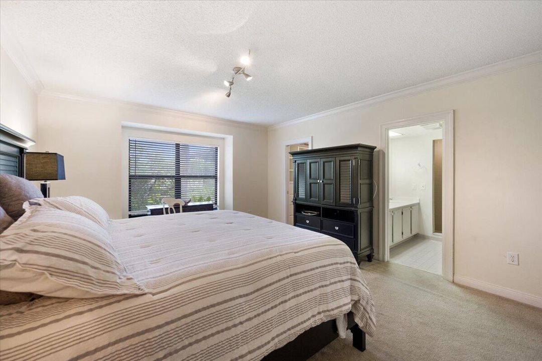 合同活跃: $9,000 (3 贝兹, 3 浴室, 1800 平方英尺)