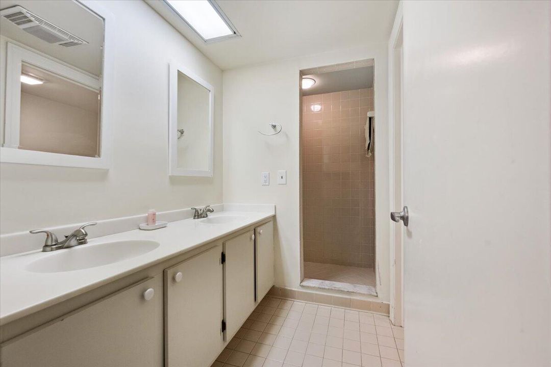 合同活跃: $9,000 (3 贝兹, 3 浴室, 1800 平方英尺)