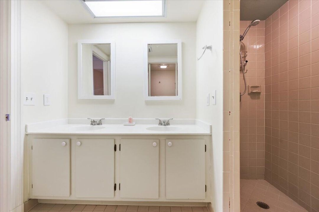 合同活跃: $9,000 (3 贝兹, 3 浴室, 1800 平方英尺)