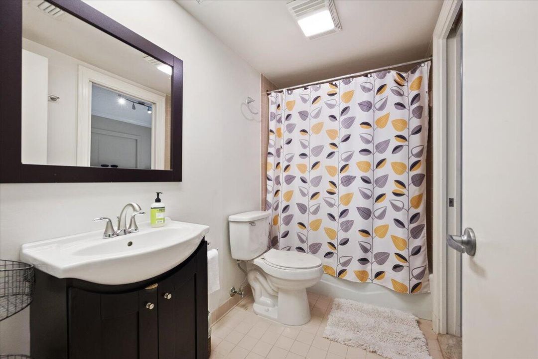 合同活跃: $9,000 (3 贝兹, 3 浴室, 1800 平方英尺)