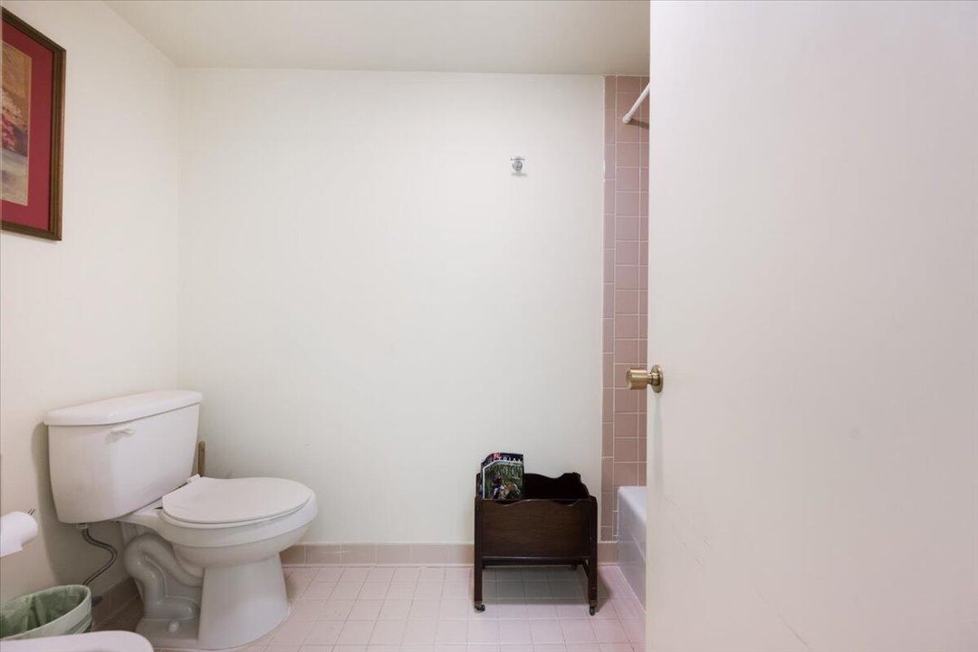 合同活跃: $9,000 (3 贝兹, 3 浴室, 1800 平方英尺)