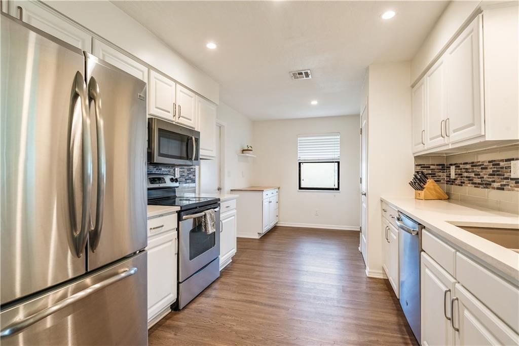 Под контрактом: $299,999 (2 спален, 2 ванн, 1388 Квадратных фут)