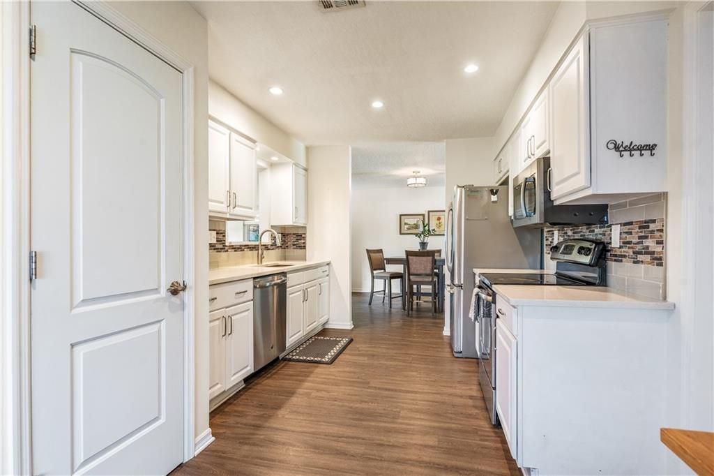 Под контрактом: $299,999 (2 спален, 2 ванн, 1388 Квадратных фут)