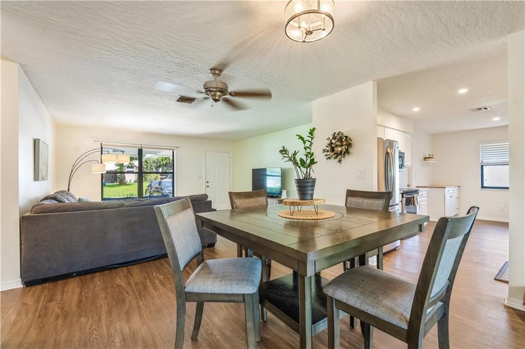 Под контрактом: $299,999 (2 спален, 2 ванн, 1388 Квадратных фут)