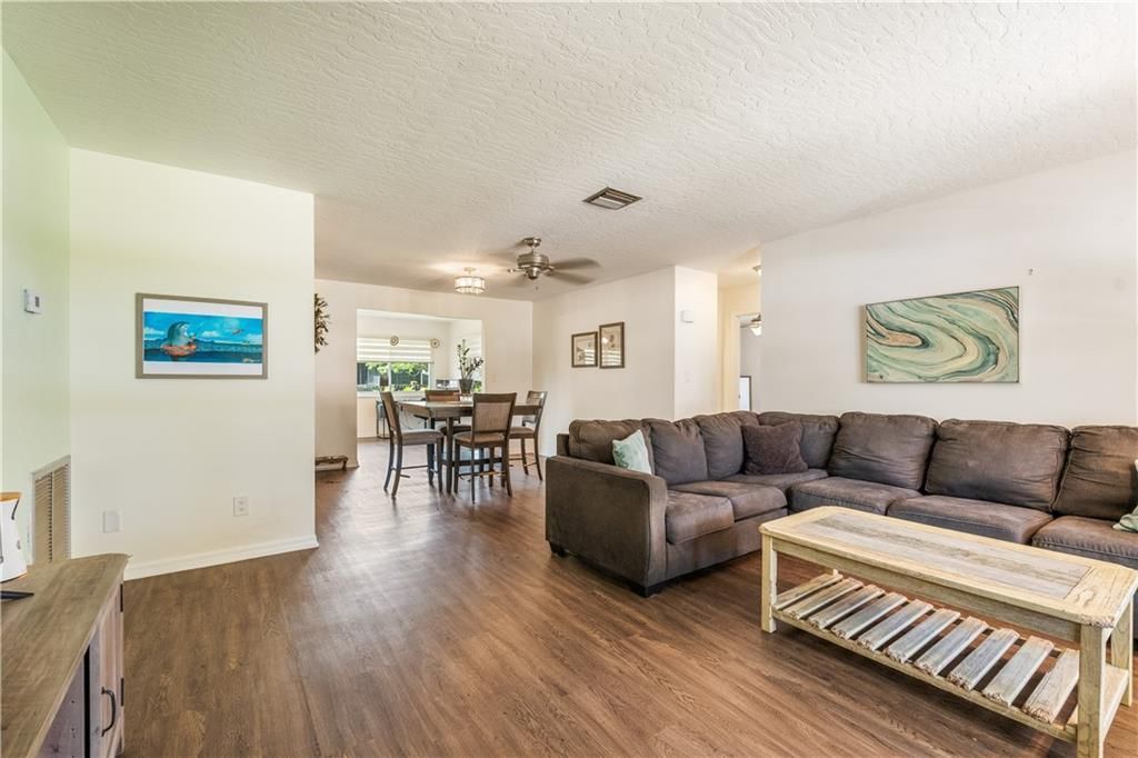 Под контрактом: $299,999 (2 спален, 2 ванн, 1388 Квадратных фут)