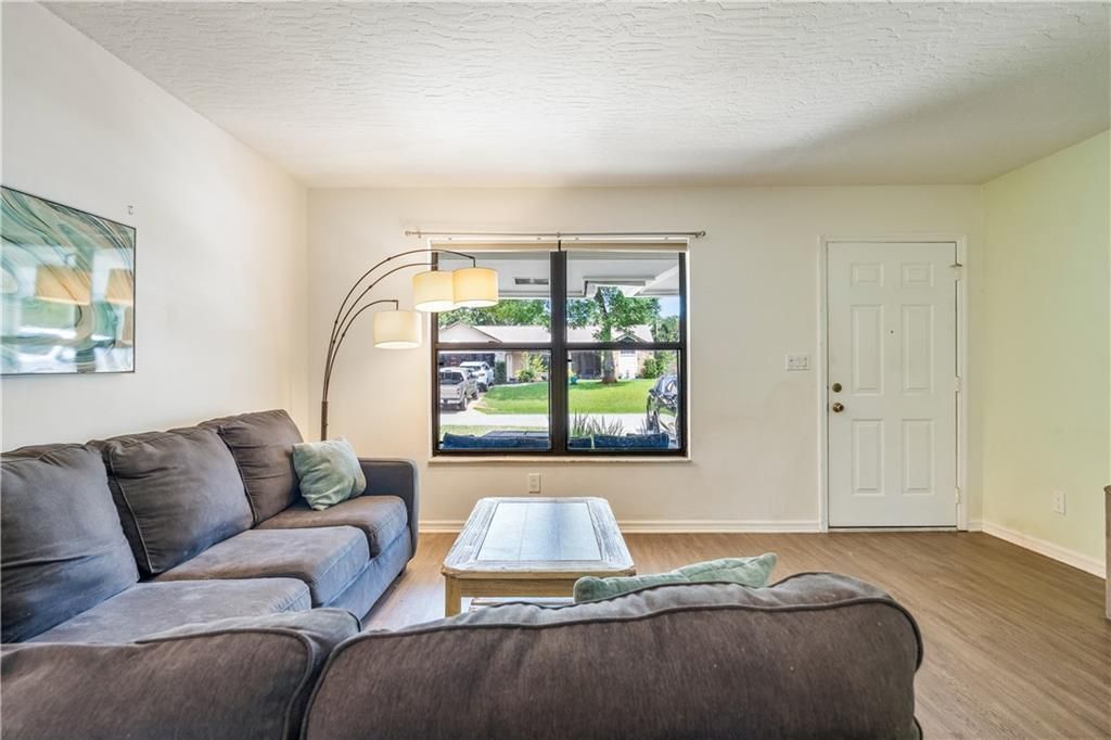 Под контрактом: $299,999 (2 спален, 2 ванн, 1388 Квадратных фут)