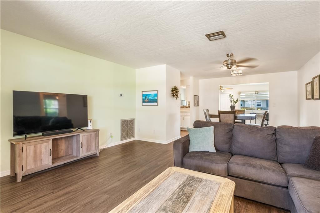 Под контрактом: $299,999 (2 спален, 2 ванн, 1388 Квадратных фут)