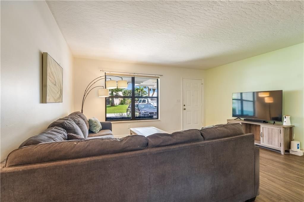 Под контрактом: $299,999 (2 спален, 2 ванн, 1388 Квадратных фут)