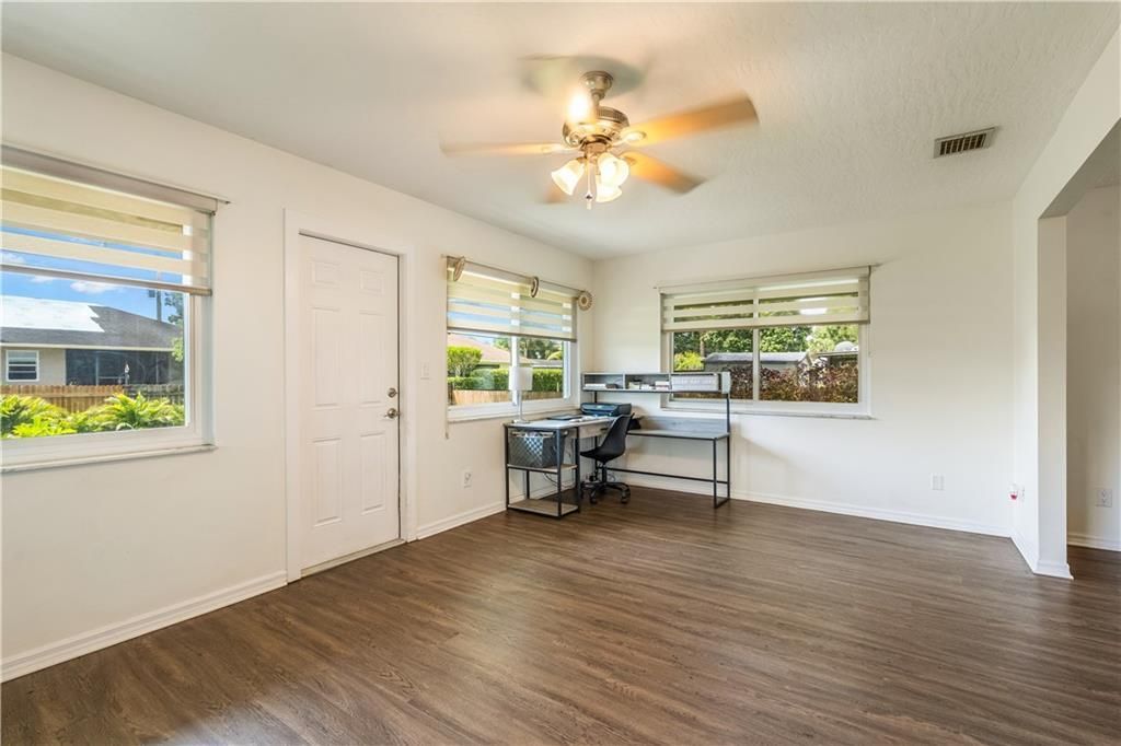 Под контрактом: $299,999 (2 спален, 2 ванн, 1388 Квадратных фут)