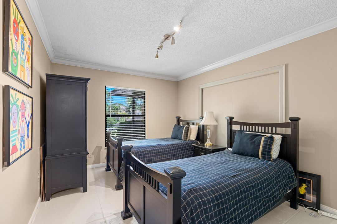 合同活跃: $9,000 (3 贝兹, 3 浴室, 1800 平方英尺)