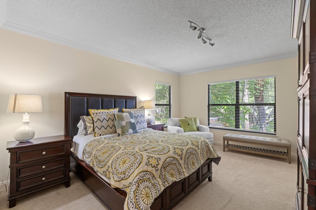 合同活跃: $9,000 (3 贝兹, 3 浴室, 1800 平方英尺)