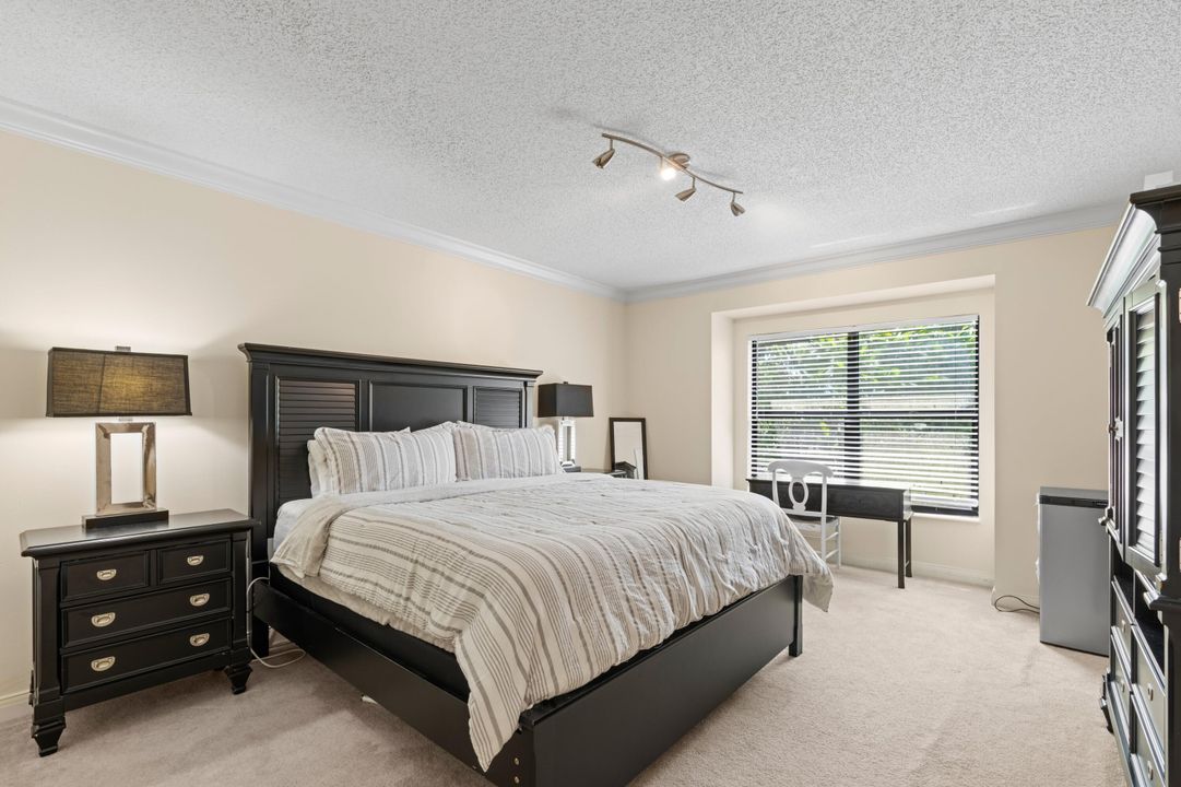 合同活跃: $9,000 (3 贝兹, 3 浴室, 1800 平方英尺)