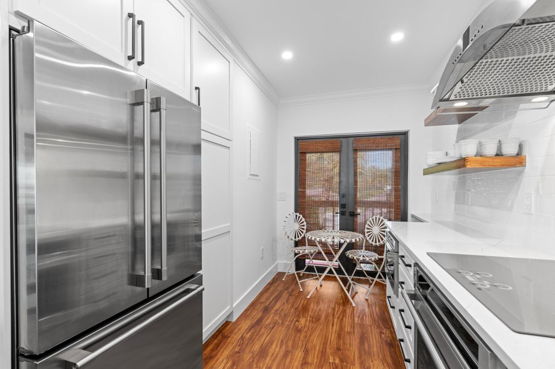 合同活跃: $9,000 (3 贝兹, 3 浴室, 1800 平方英尺)