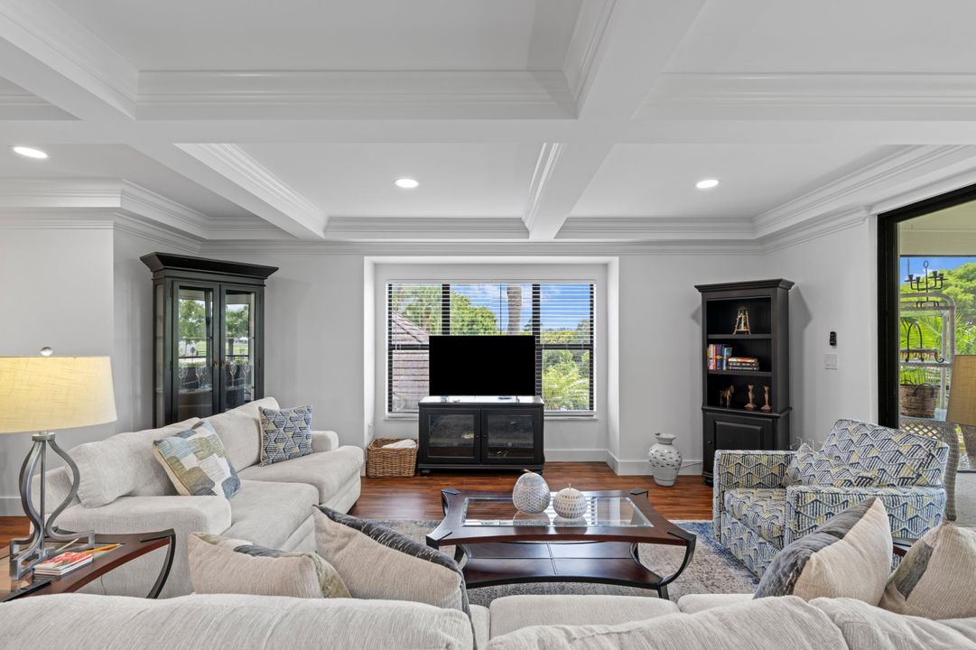 合同活跃: $9,000 (3 贝兹, 3 浴室, 1800 平方英尺)