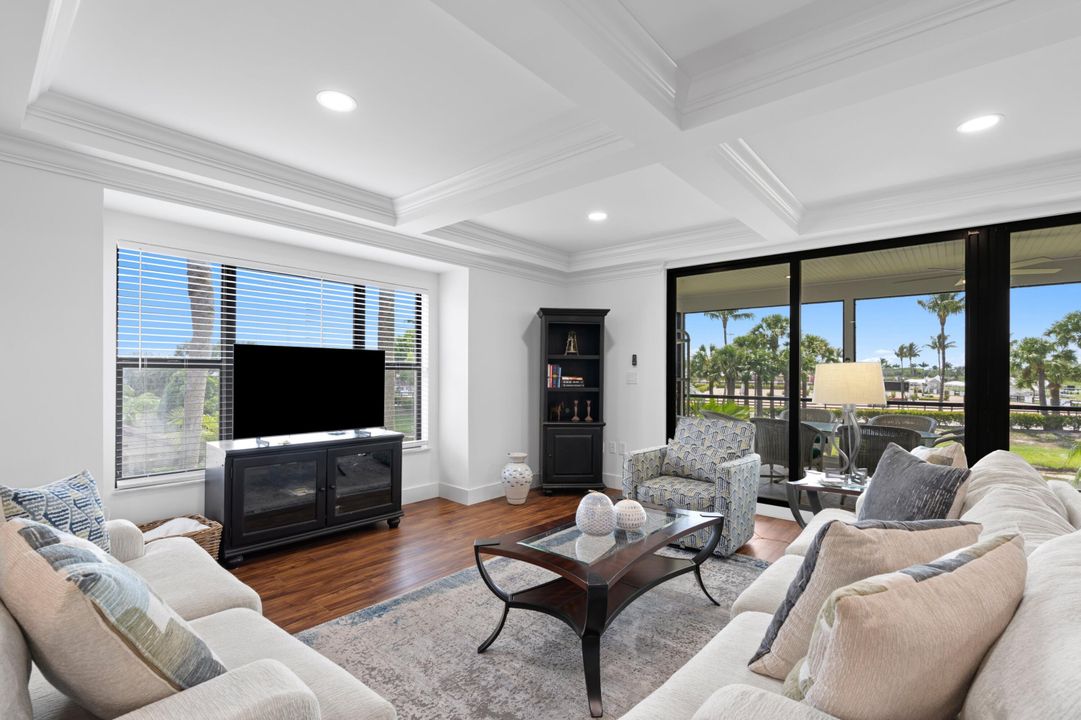 合同活跃: $9,000 (3 贝兹, 3 浴室, 1800 平方英尺)