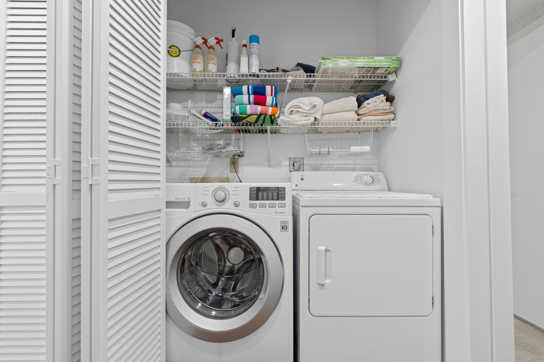 合同活跃: $9,000 (3 贝兹, 3 浴室, 1800 平方英尺)