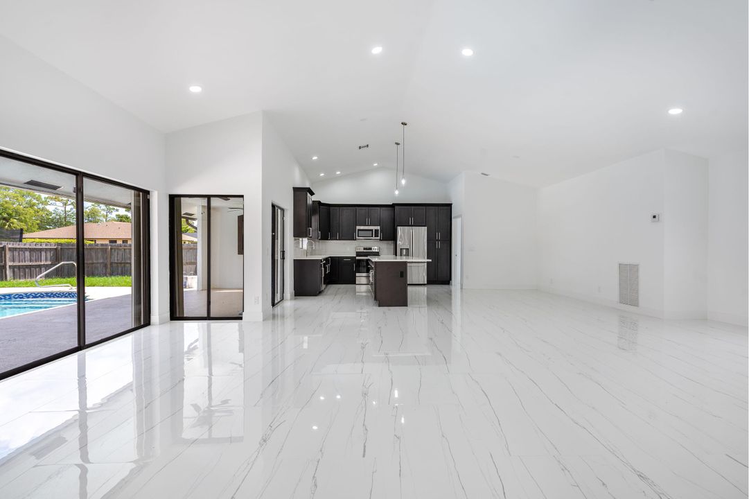 合同活跃: $695,000 (4 贝兹, 2 浴室, 2316 平方英尺)